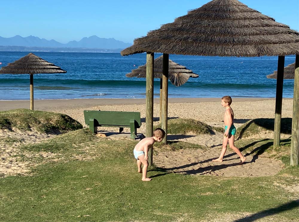 Sandstrand – Sonnen und Surfen (2 km entfernt)